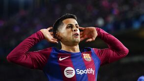 João Cancelo assina pelo Barcelona 