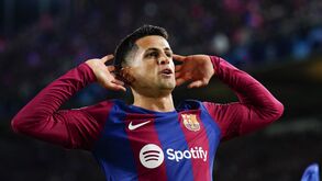 João Cancelo assina pelo Barcelona 