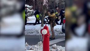 Novas imagens mostram mulher morta pelo ICE a ser transportada pelos bombeiros após tiroteio