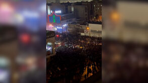 Milhares de pessoas em protesto nas ruas de Teerão