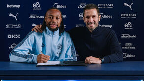 Antoine Semenyo ao lado de Hugo Viana