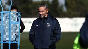 Rui Borges sorridente na sessão de treino na ala profissional da Academia Cristiano Ronaldo