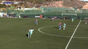 Jogador do Lugano perde a cabeça e 'atira-se' a companheiro de equipa durante jogo