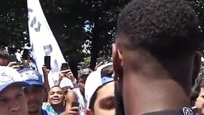 Gerson chega a Belo Horizonte para assinar pelo Cruzeiro e é 'abafado' pelos adeptos: «Não és igual aos outros»