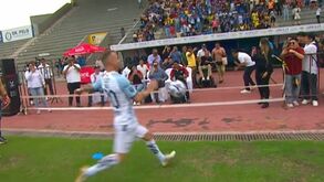 Será esta a pior apresentação da história? Futebolista tenta dar uma bola aos adeptos... mas acerta num jornalista