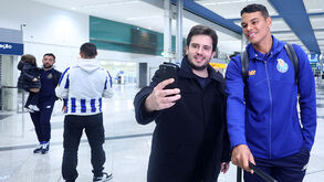 Thiago Silva 'superstar' e Farioli na companhia da... filha: as imagens da chegada do FC Porto à Invicta