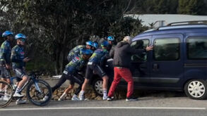 Ciclistas da Soudal Quick-Step safaram condutor de apuros mas... como é que a carrinha foi ali ter?