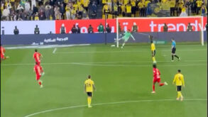 Insólito: guarda-redes ao Al Nassr sofreu frango e depois... atirou bola à cabeça de colega