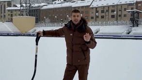 Relvado do FC Andorra com 28 centímetros de neve e Piqué... de pá na mão para ajudar