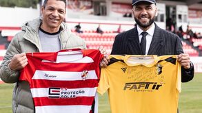 Derlei e Dani Alves trocaram camisolas