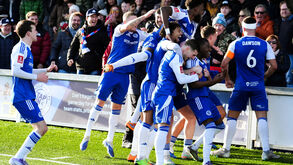 Jogadores do Macclesfield celebram triunfo com o Crystal Palace
