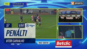 Árbitro consultou as imagens após ser alertado pelo VAR e assinalou penálti para o V. Guimarães