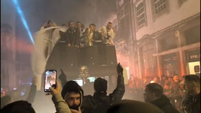 Loucura na chegada do Vitória a Guimarães: a festa com os adeptos nas ruas da cidade