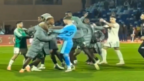 Nigéria-Argélia termina com agressões em pleno relvado: filho de Zidane no epicentro da confusão