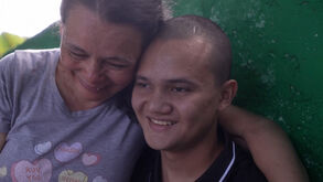 Prisioneiro libertado na Venezuela reencontra família e descobre que Maduro foi capturado 