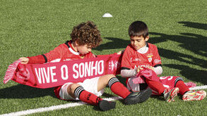 Jovens exibem os cachecóis recebidos