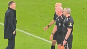 Darren Fletcher ficou furioso e foi falar com aos árbitros após eliminação do Man. United