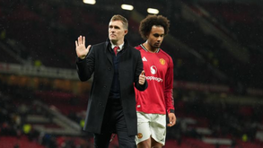 Darren Fletcher cumprimenta adeptos do Man. United no final do jogo com o Brighton