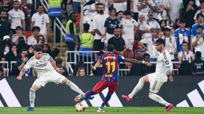 Raphinha disputa a bola com jogadores do Real Madrid na Supertaça de Espanha