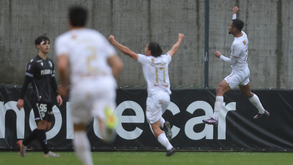 TAMBÉM VALE. Derick festeja golo do triunfo obtido com...as costas