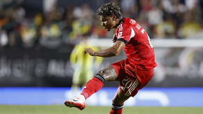 Richard Ríos tenta o golo com um remate de longe