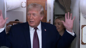 Trump faz piada sobre turbulência a bordo do Air Force One 