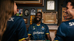 Aí está a quarta camisola do FC Porto e com detalhe... curioso