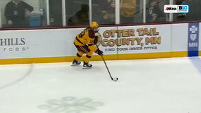 Magia no hóquei no gelo: jogadora faz túnel a adversária e deixa todos de boca aberta