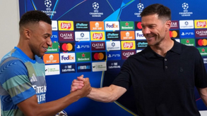 Mbappé e Xabi Alonso sorridentes