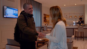 Famílias e primeira-ministra recebem prisioneiros italianos libertados pela Venezuela  