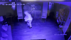 Imagens de videovigilância mostram suspeito a despejar gasolina antes de incêndio na maior sinagoga do Mississippi