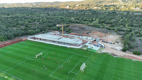 Edifício em construção dará apoio aos quatro relvados já funcionais e a mais quatro que serão construídos