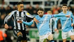 Bernardo Silva tenta proteger a bola de adversário durante o Newcastle-Man. City