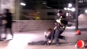 Manifestante é atingido por projétil disparado por agente federal durante protestos contra o ICE na Califórnia  