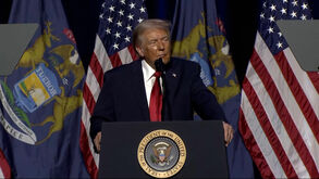 Trump diz que protestos contra o ICE são 'motins falsos' encenados 