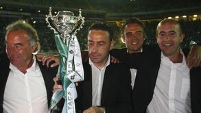 Paulo Bento e a sua equipa técnica a erguer a Taça de Portugal em 2008