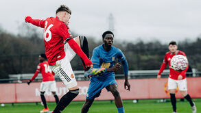 Filho de Wayne Rooney impedido de usar as suas chuteiras pelo Man. United... e o pai apoia a medida