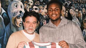 Onuoha com Paulo Lopo, presidente do Estrela