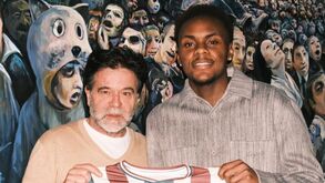 Onuoha com Paulo Lopo, presidente do Estrela, na sua apresentação