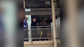 Vídeo mostra Donald Trump a fazer gesto obsceno a trabalhador numa fábrica da Ford 