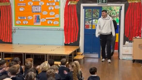 Professor de ensino primário fez história em Inglaterra e acabou recebido como herói no regresso ao trabalho