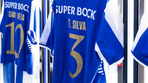 Equipamentos do FC Porto com os nomes de Gabi Vera e T. Silva