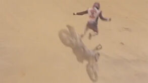 Assustadora queda no Dakar: piloto espanhol fraturou o pé após voo incrível