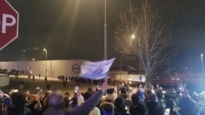 O momento em que os adeptos do Benfica chegam ao Dragão acompanhados pela polícia