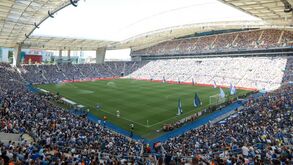 Estádio do Dragão, casa do FC Porto, cheio de adeptos