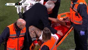 Ríos lesionou-se no ombro, saiu de maca aos gritos e foi consolado por Mourinho