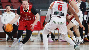 Benfica segue na liderança