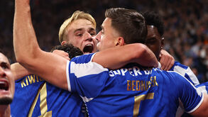Jogadores do FC Porto celebram golo de Bednarek contra o Benfica.
