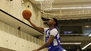 Jogador de basquete tenta marcar cesto durante partida