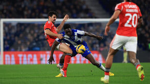 Tomás Araújo e Samu disputam a bola durante o FC Porto-Benfica